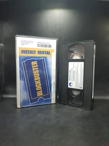 Serving Sara VHS 2003 Matthew Perry Elizabeth Hurley Blockbuster Clamshell Y2K - Bild 1 von 9