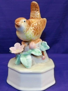 VINTAGE MUSIC BOX PRETTY BROWN & YELLOW BIRD SITTING ON A STUMP W/FLOWERS - Picture 1 of 6