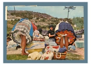 Nazare Portugal • Damen in Trachtenkleidung Wäsche waschen • verschickt 1980 - Bild 1 von 2
