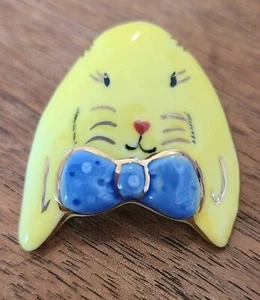 Conejo amarillo conejo con lazo azul etiqueta pin cerámica y esmalte - Imagen 1 de 4