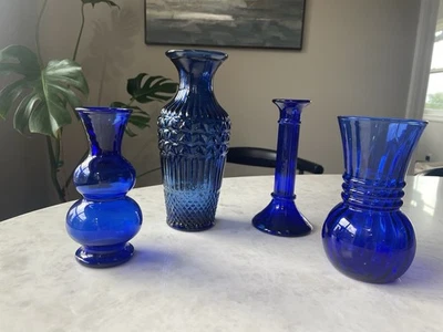 Impresionante colección de 4 jarrones de vidrio azul cobalto para decoración del hogar Foto 1 de 4