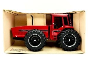 1/16 International 7488 2+2 Tractor - Picture 1 of 3