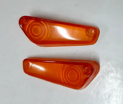 coppia plastiche frecce laterali Alfa Romeo Giulietta +varie (marca "PV" -epoca) - Immagine 1 di 4