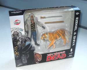 amc THE WALKING DEAD EZEKIEL & SHIVA Skybound Exclusive Figure All Out War - Picture 1 of 3
