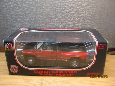 Dodge 3500 doble pickup escala 1/18 en negro y rojo de Anson UPC #81800 Foto 1 de 4