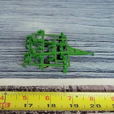 Ertl 1/64 scale die-cast/plastic John Deere ripper/harrow implement green/yellow - Image 1 of 4