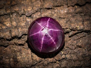 Piedra preciosa cabujón ovalado 6 rayos rubí estrella púrpura-rojo natural certificado 8,06 quilates - Imagen 1 de 3