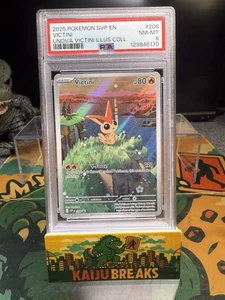2025 Pokemon SVP EN-SV Black Star Promo #208 Victini Unova Victini PSA 8 - Bild 1 von 2
