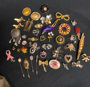 Konvolut Schmuck Anstecknadel Brosche Unikat Strass Emaille Steine Konvolut 43 Pins - Bild 1 von 13