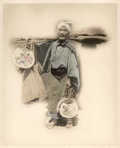 c.1880 PHOTO - JAPAN STILLFRIED ELDERLY WOMAN WITH BROOMS - Picture 1 of 1