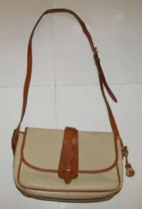 Bolso bandolera con solapa de cuero crema Dooney & Bourke clásico AWL - Imagen 1 de 6