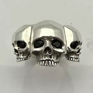 MJG STERLINGSILBER TRINITY 3 TOTENKOPF RING. SCHWARZE SPINELLAUGEN. BIKER. Gr. 11. - Bild 1 von 7