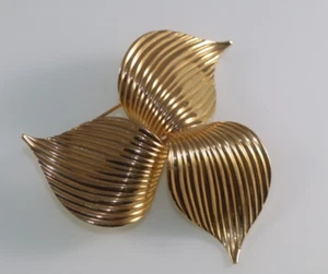 Sarah Coventry 1962 “Trillium” large 3D brooch goldtone - Picture 1 of 7