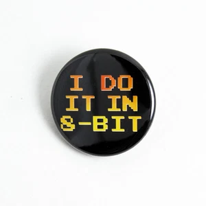 I Do It In 8-Bit - 1 1/4 Pulgada Pinback Botón Retro Clásico Videojuegos - Imagen 1 de 1