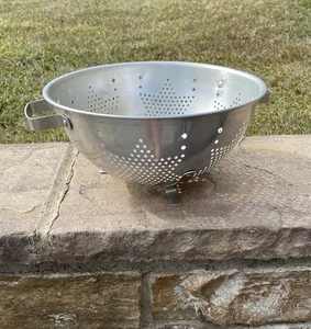 Colador colador 7 estrellas 9” 3 patas con asas, MCM decoración aluminio vintage - Imagen 1 de 9