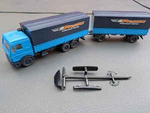 Wiking (Nr. 26456), MB SK Planenhängerzug "Spedition Preuss", 1/87 mit Zubehör - Bild 1 von 12