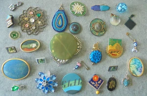 28 x Anhänger/Broschen Konvolut Schmuck verschied. überwiegend grün/blau Nr.7004 - Bild 1 von 11