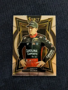 Connor Zilisch - 2025 Select NASCAR Racing - Tribüne - Rookie  - Bild 1 von 2