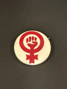 WOMEN'S SYMBOL WITH RAISED FIST - 1978 Womens' Liberation Symbol Button . - Picture 1 of 2