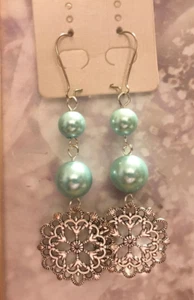 #77 GORGEOUS FASHION BEAD EARRINGS GREEN GLASS PEARLS SILVER TONE EMBELLISHMENT - Picture 1 of 3