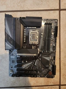 Carte mère Gigabyte Z690 UD AX DDR4 PCIe 5.0 Intel ATX LGA 1700 WiFi Bluetooth - Photo 1/4