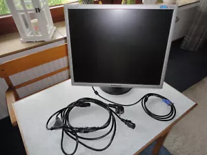 Samsung SyncMaster 943T 48 cm (19 Zoll) 5:4 LCD Monitor Schwarz LS19MYBESQ/EDC - Bild 1 von 5