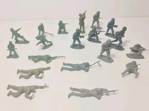 19x Vintage Various Solid Plastic Toy Soldiers - Picture 1 of 15