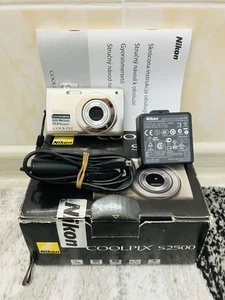 Nikon Coolpix S2500 12MP 4x Zoom Kamera Silber SD 4GB funktionstüchtig + Box - ohne Akku - Bild 1 von 18