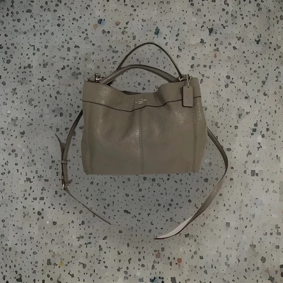 Bolso Bandolera Coach Pequeño Lexy Gris Humo Guijarro Cuero F23537, Usado en Excelente Condición Foto 1 de 4