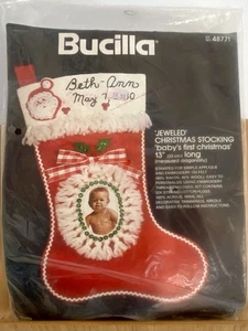c1980er Jahre Bucilla Jeweled Baby's 1. Weihnachtsstrumpf Set 48771 SELTEN - Bild 1 von 6
