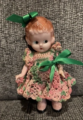 Roupa vintage dos anos 1950 dos anos 1950 com boneca Knickerbocker feita à mão em crochê Excelente  - Imagem 1 de 4