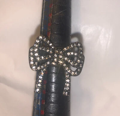 Anillo Betsey Johnson con arco de diamantes de imitación talla 6,25 negro Foto 1 de 4