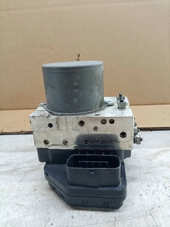Used ABS Pump and Motor Assembly fits: 2015 Toyota Rav4 Actuator and Pump Assemb - Изображение 1 из 4