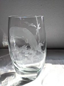 Rare PERRY COYLE Etched Art Glass ~ WHALE WITH SEAGULLS ~ Vase 8” X 5.5” - Bild 1 von 10