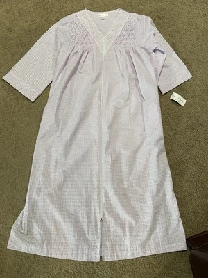 Bata bordada Miss Elaine Seersucker lila/blanca bolsillos de guinga cremallera nueva con etiquetas talla M Foto 1 de 4