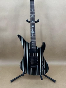 Schecter Synyster Gates Standard E-Gitarre Gloss Black mit silbernen Nadelstreifen - Bild 1 von 11