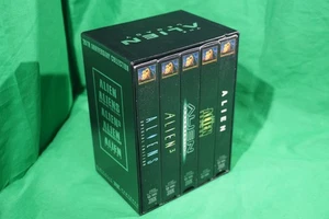 The Alien Legacy 20th Anniversary Collection 5 VHS Tapes (VHS 1999) Box Set - Foto 1 di 2