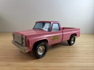 VINTAGE 1970'S NYLINT CHEVY PINK PRESSED STEEL PICKUP TRUCK Kennels - Picture 1 of 10