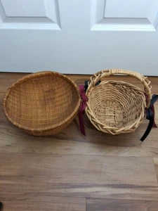 Körbe -- 1 mittelgroßer geflochtener Sammelkorb und der andere Korb ist Weidengeflecht LESEN - Bild 1 von 5