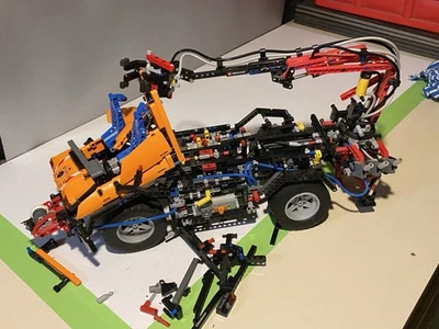 LEGO Technic 8110 Mercedes-Benz Unimog U400 - Bild 1 von 4