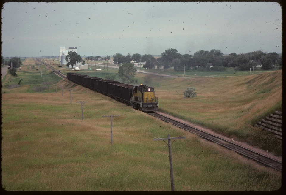 BH.B12.CNW394 Original Colour Slide CNW C425 #404 at Mankato, SD 1978 — 第 1/1 张图片