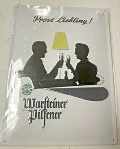 Letrero de metal de lata de cerveza alemana Warsteiner Pilsener en relieve “Cheers Darling” 12”x16” - Imagen 1 de 5