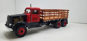 Camión Franklin Mint 1939 Peterbilt con plataforma de estacas escala 1:32 (faltan piezas) - Imagen 1 de 11