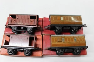 Hornby O Gauge Joblot 'WAGONS TRUCKS COACHES ROLLING STOCK' Spares or Repair - Imagen 1 de 9