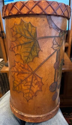 SOPORTE PARAGUAS DE CUERO MECANIZADO, ARTESANÍAS, HOJAS DE SICÓMORO Y VAINAS DE SEMILLAS Foto 1 de 4