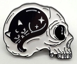 Schwarze Katze im Totenkopf Emaille Pin Revers Handtasche Hut Pinback Wicca Halloween Sterne Neu - Bild 1 von 2