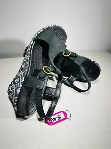 Crocs Leigh Ikat Sandalias Zapatos Mujer 7 Negro Blanco Nubuck Cuña Correa en T Hebilla - Imagen 1 de 6