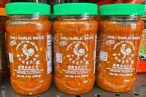 【3 bottles】Huy Fong Chili Garlic Sauce 8 oz/226g*3 bottles. BBD: Dec/2025. - Picture 1 of 3