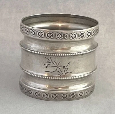 Anel de guardanapo grande vintage esterlino gravado com miçangas e decorado por Hirsch? 1 5/8" - Imagem 1 de 4