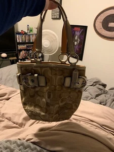 Coach Signature Beige Braun Gold Metallic Schnalle Beuteltasche Umhängetasche Boho Schulter - Bild 1 von 9